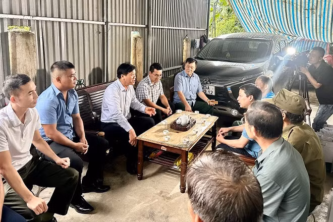 Các đồng chí lãnh đạo xã Thanh Yên cùng nhà đầu tư cung cấp thông tin cụ thể, rõ ràng về các dự án và vùng quy hoạch dự án đến cán bộ, nhân dân thôn Thanh Trường.