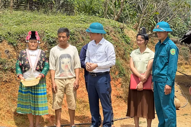 Đồng chí Nguyễn Văn Tăng, Bí thư Đảng ủy xã Tìa Dình (tỉnh Điện Biên) động viên bà con nhân dân bản trung tâm Háng Lìa tích cực lao động sản xuất để vươn lên phát triển kinh tế gia đình. (Ảnh: BÍCH HẠNH)