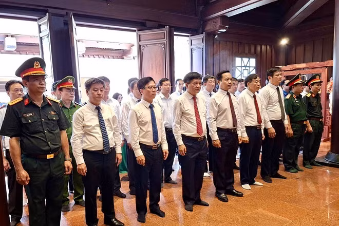 Đồng chí Trần Tiến Dũng, Ủy viên Trung ương Đảng, Bí thư Tỉnh ủy Điện Biên cùng tập thể lãnh đạo Tỉnh ủy, Hội đồng nhân dân, Ủy ban nhân dân, Ủy ban Mặt trận Tổ quốc Việt Nam tỉnh Điện Biên viếng các Anh hùng, liệt sĩ tại Đền thờ liệt sĩ Chiến trường Điện Biên Phủ. 
