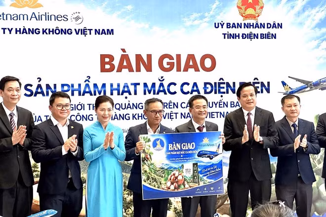 Đồng chí Lò Văn Cương, Phó Chủ tịch Ủy ban nhân dân tỉnh Điện Biên cùng đại diện lãnh đạo các sở, ngành địa phương chứng kiến lễ bàn giao sản phẩm nhân hạt mắc-ca Điện Biên cho Tổng Công ty Hàng không Việt Nam. (Ảnh: LÊ LAN)