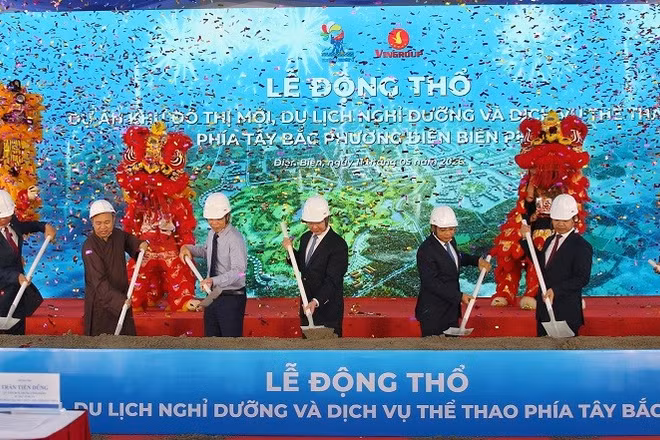 Phó Thủ tướng Chính phủ Nguyễn Văn Thắng cùng đại biểu các ngành thực hiện nghi lễ động thổ dự án Khu đô thị mới, du lịch nghỉ dưỡng và dịch vụ thể thao phía Tây Bắc phường Điện Biên Phủ.