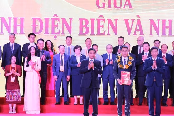 Phó Thủ tướng Chính phủ Nguyễn Văn Thắng cùng đồng chí Lê Văn Lương, Chủ tịch Ủy ban nhân dân tỉnh Điện Biên chúc mừng nhà đầu tư đã ký kết hợp tác đầu tư với Điện Biên.