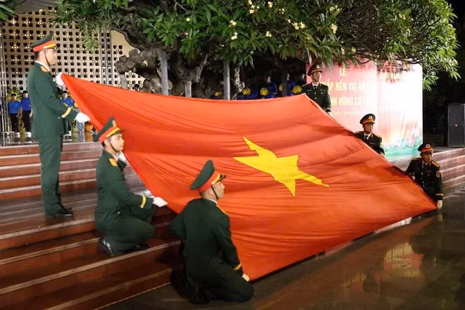 Chiến sĩ lực lượng vũ trang thực hiện nghi thức tri ân các anh hùng liệt sĩ tại Nghĩa trang liệt sĩ A1.