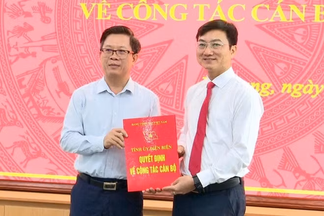 Đồng chí Phạm Đức Toàn, Ủy viên Ban Thường vụ Tỉnh ủy, Trưởng ban Tổ chức Tỉnh ủy Điện Biên trao quyết định điều động, bổ nhiệm đối với đồng chí Nguyễn Trường Giang.