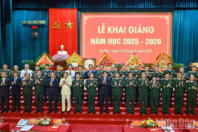 Chủ tịch nước Lương Cường với các đồng chí lãnh đạo Bộ Quốc phòng, Học viện Quốc phòng và đại biểu tại lễ khai giảng.