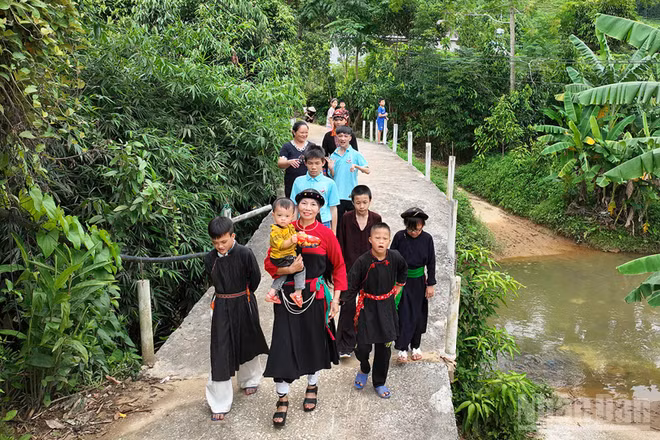Cô Hoàng Thị Vỵ dẫn các em ra ngoài học trải nghiệm.
