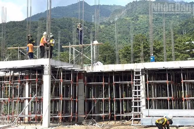 Tranh thủ thời tiết thuận lợi, nhà thầu đang tập trung nhân công đẩy nhanh tiến độ thi công Trường Phổ thông nội trú liên cấp Na Sang, xã Na Sang, tỉnh Điện Biên. (Ảnh: LÊ LAN)