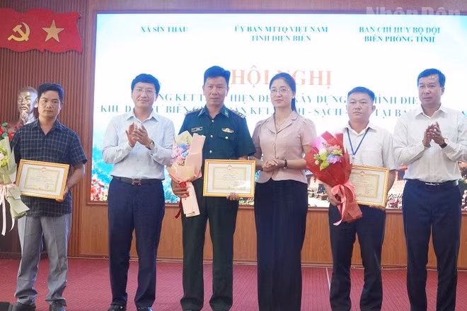 Đồng chí Mùa A Vảng, Ủy viên dự khuyết Trung ương Đảng, Phó Bí thư Tỉnh ủy, Chủ tịch Ủy ban Mặt trận Tổ quốc Việt Nam tỉnh Điện Biên cùng các đồng chí lãnh đạo Mặt trận trao Bằng khen tặng các cá nhân có nhiều đóng góp trong Đề án xây dựng mô hình điểm khu dân cư biên giới đoàn kết, xanh-sạch-đẹp tại bản Tả Ló San. 