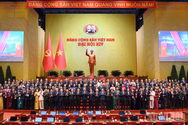 Các đồng chí lãnh đạo Đảng, Nhà nước với các đại biểu tại phiên thảo luận tại hội trường về các Văn kiện Đại hội. (Ảnh: ĐĂNG KHOA)