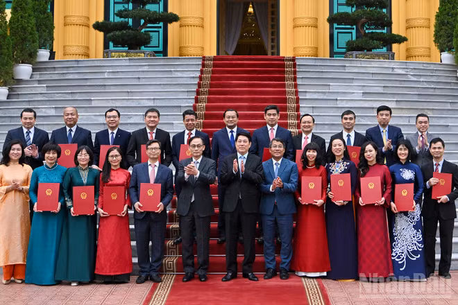 Chủ tịch nước Lương Cường cùng các Đại sứ được bổ nhiệm và đại biểu tại buổi lễ.