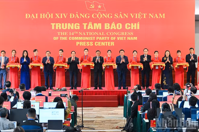 Thường trực Ban Bí thư Trần Cẩm Tú cùng các đại biểu cắt băng khai trương Trung tâm Báo chí Đại hội XIV của Đảng.