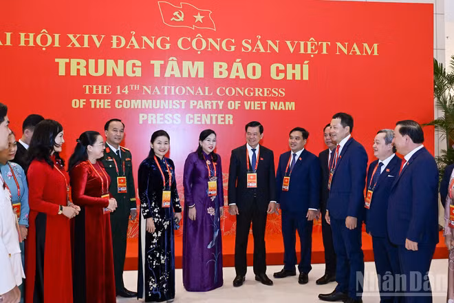Các đại biểu tỉnh Đồng Nai trao đổi bên lề phiên làm việc. (Ảnh: DUY LINH)