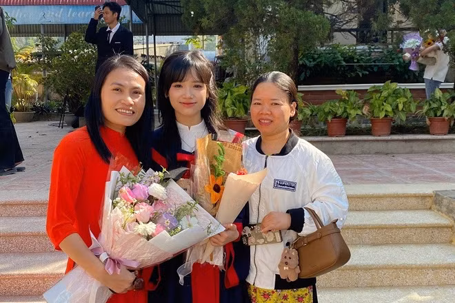 Đặng Quỳnh Trang trong vòng tay yêu thương của mẹ và cô giáo chủ nhiệm Bùi Thị Thu Hà.