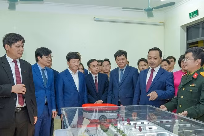 Các đồng chí lãnh đạo tỉnh Điện Biên tham quan các gian hàng của doanh nghiệp khoa học-công nghệ. (Ảnh: MAI GIÁP)