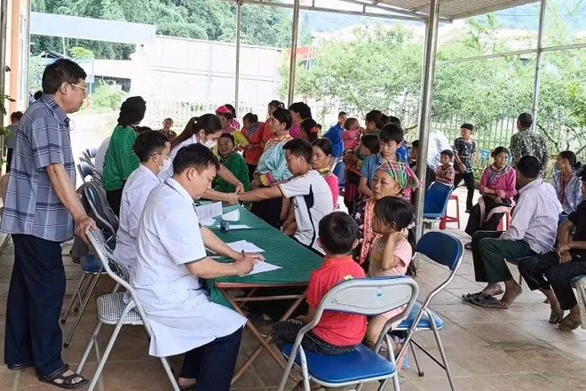 Cán bộ y tế Điện Biên khám bệnh miễn phí cho nhân dân tại điểm trạm y tế Lao Xả Phình, xã Sín Chải.