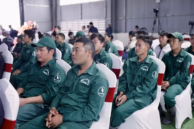 Công nhân Nhà máy chế biến mủ cao-su Điện Biên vô cùng xúc động khi chứng kiến Lễ cắt băng, khánh thành đưa Nhà máy vào hoạt động, kể từ ngày 19/12/2025.
