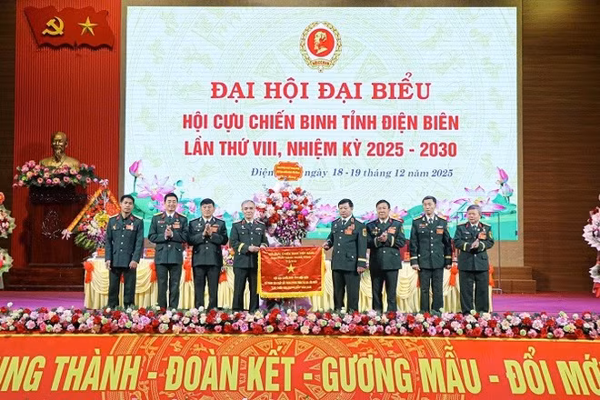 Lãnh đạo Trung ương Hội Cựu chiến binh Việt Nam trao Cờ thi đua xuất sắc năm 2025 cho Hội Cựu chiến binh tỉnh Điện Biên. 