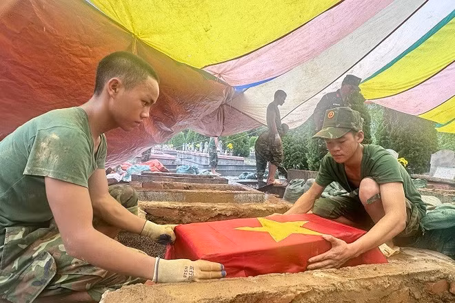 Sau khi hoàn thành lấy mẫu, các chiến sĩ thuộc Đội công tác lấy mẫu của Bộ chỉ huy quân sự tỉnh Điện Biên lại cẩn thận thực hiện công đoạn hoàn nguyên. 