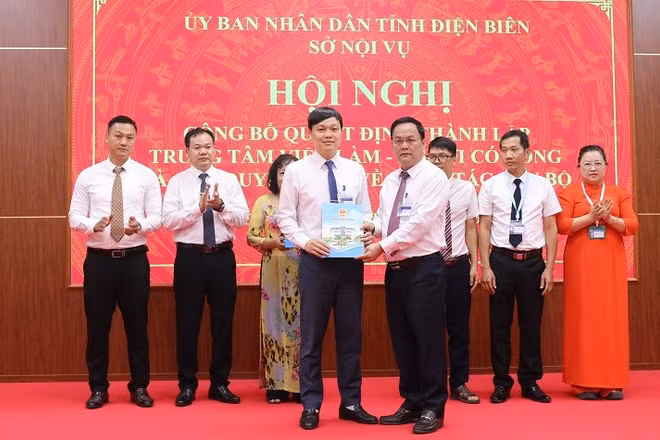 Đồng chí Nguyễn Tiến Đạt, Giám đốc Sở Nội vụ Điện Biên trao quyết định bổ nhiệm Giám đốc Trung tâm Việc làm-Người có công cho đồng chí Vũ Văn Mạnh. 