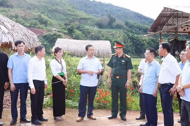 Đồng chí Trần Tiến Dũng (thứ 5 từ trái sang), Ủy viên Trung ương Đảng, Bí thư Tỉnh ủy Điện Biên cùng lãnh đạo các sở, ngành của tỉnh trao đổi với các đồng chí cán bộ xã Mường Chà về đường hướng phát triển kinh tế-xã hội của xã và mục tiêu phát triển du lịch cộng đồng dựa vào thế mạnh bản sắc văn hóa các dân tộc tại địa bàn. (Ảnh: LÊ LAN)