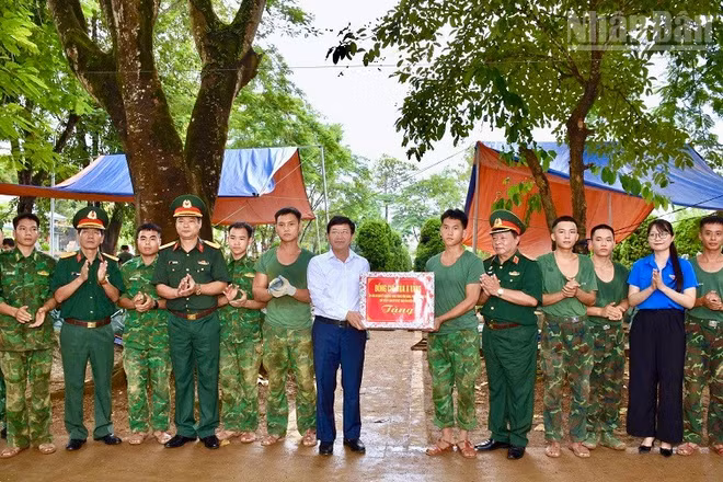 Đồng chí Mùa A Vảng, Ủy viên dự khuyết Trung ương Đảng, Phó Bí thư Tỉnh ủy, Chủ tịch Ủy ban Mặt trận Tổ quốc Việt Nam tỉnh Điện Biên trao quà, động viên lực lượng lấy mẫu tại Nghĩa trang liệt sĩ Độc Lập. 