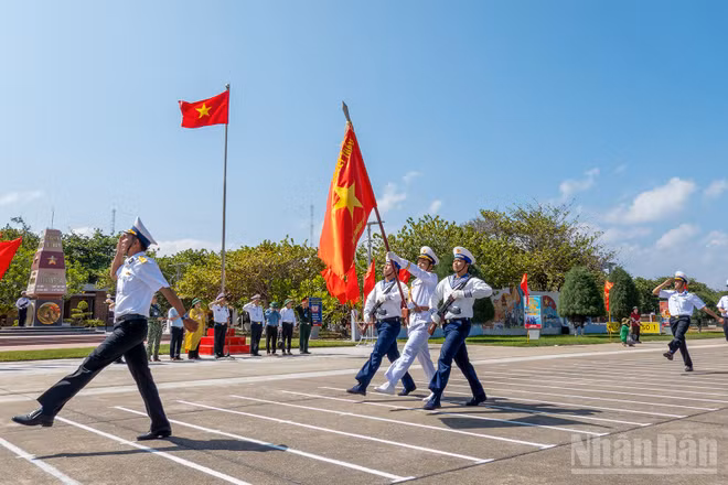 Nghi thức duyệt ngũ dưới cờ Tổ quốc và cột mốc chủ quyền tại đảo Trường Sa.