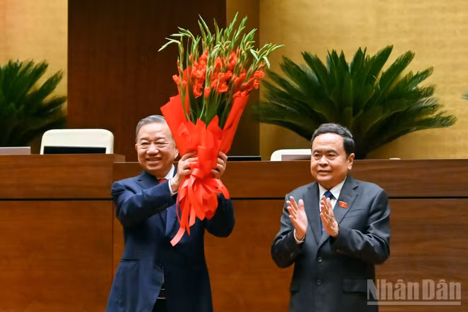 Chủ tịch Quốc hội Trần Thanh Mẫn tặng hoa chúc mừng Tổng Bí thư, Chủ tịch nước Tô Lâm. (Ảnh: LINH NGUYÊN)