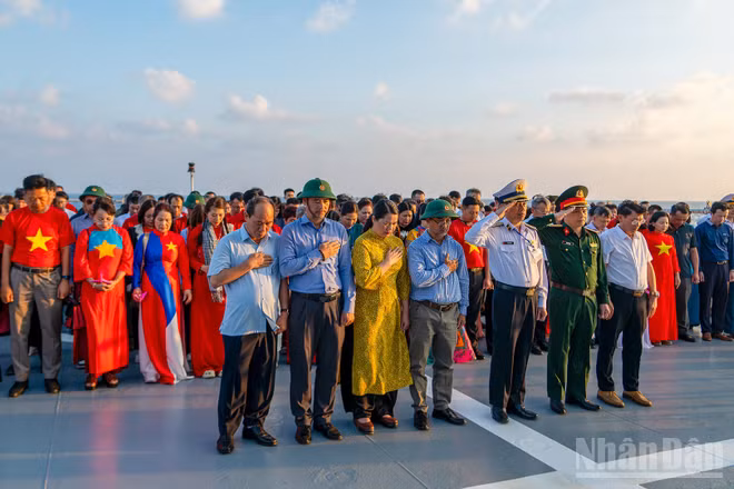 Các đại biểu dành phút mặc niệm tưởng nhớ các Anh hùng liệt sĩ hy sinh để bảo vệ chủ quyền biển, đảo thiêng liêng của Tổ quốc.