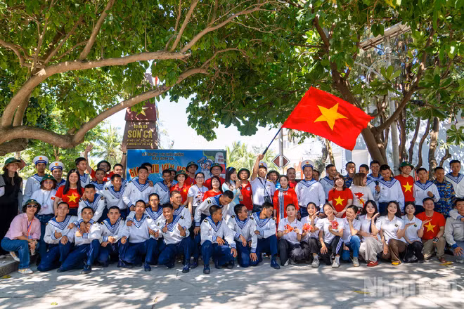 [Ảnh] Nghĩa tình kiều bào giữa muôn trùng đảo xa