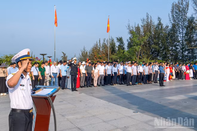 Các đại biểu dành phút mặc niệm để tưởng nhớ các Anh hùng liệt sĩ anh dũng hy sinh để bảo vệ chủ quyền biển đảo thiêng liêng của Tổ quốc.