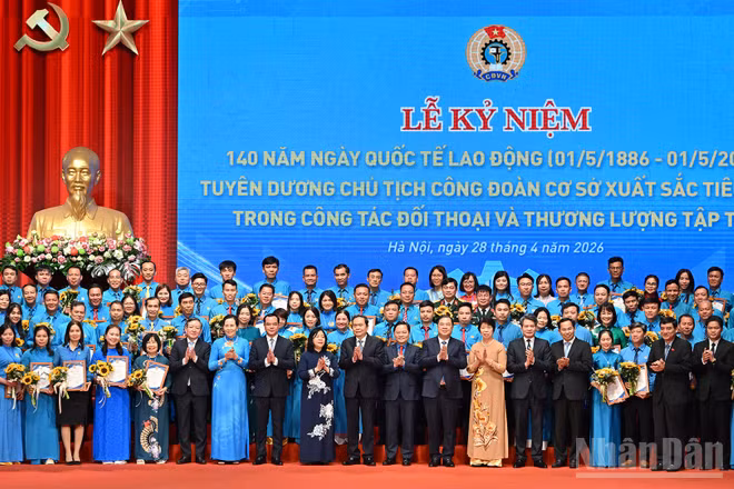 Chủ tịch Quốc hội Trần Thanh Mẫn cùng các đồng chí lãnh đạo Đảng, Nhà nước và đại biểu tại lễ kỷ niệm.