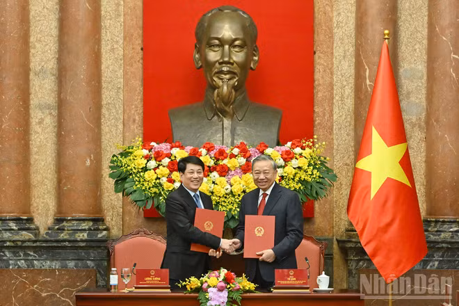 Tổng Bí thư, Chủ tịch nước Tô Lâm và nguyên Chủ tịch nước Lương Cường bàn giao công tác của Chủ tịch nước.