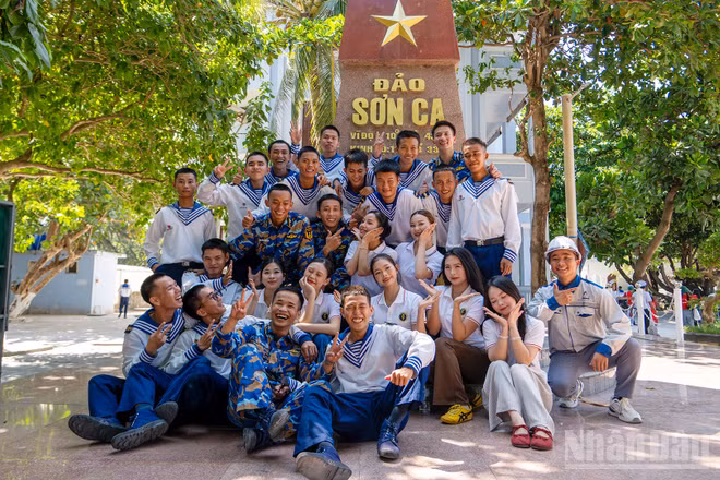 Các học viên Học viện Múa Việt Nam lưu lại kỷ niệm đáng nhớ với các chiến sĩ trên đảo Sơn Ca.