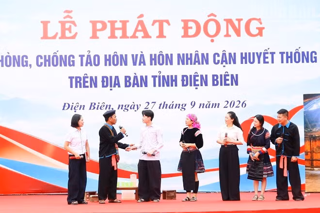 Tiểu phẩm phòng, chống tảo hôn tại lễ phát động do Trung tâm Văn hóa-Thể thao thuộc Sở Văn hóa, Thể thao và Du lịch tỉnh Điện Biên thực hiện thu hút sự quan tâm theo dõi của đông đảo nhân dân. (Ảnh: LÊ LAN)
