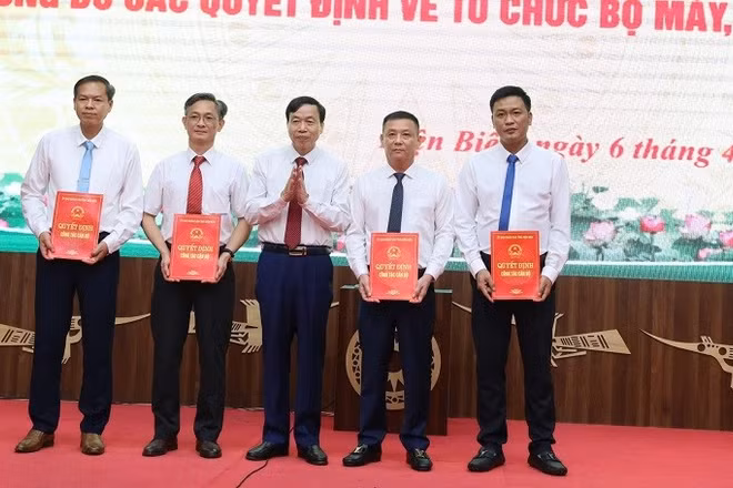 Đồng chí Lê Văn Lương, Chủ tịch Ủy ban nhân dân tỉnh Điện Biên trao quyết định điều động, bổ nhiệm cho 4 đồng chí. 