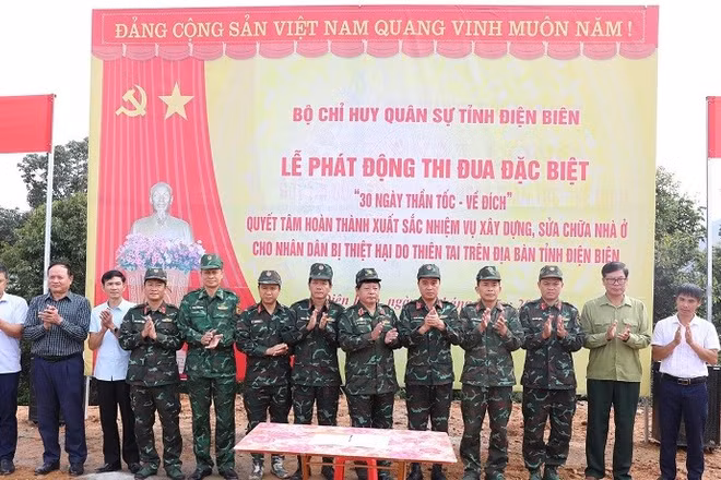 Đại tá Nguyễn Trung Đắc cùng đại diện lãnh đạo các đơn vị, chính quyền các xã: Xa Dung, Na Son, Tìa Dình, Phình Giàng chứng kiến các đơn vị biểu thị quyết tâm thi đua làm nhà ở cho nhân dân vùng thiên tai.