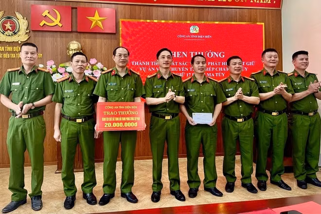 Đại tá Đỗ Ngọc Minh, Phó Giám đốc Công an tỉnh Điện Biên chúc mừng cán bộ, chiến sĩ Phòng Cảnh sát điều tra tội phạm về ma túy đã phối hợp các lực lượng phá thành công chuyên án ma túy lớn. (Ảnh: TUẤN TRANG)