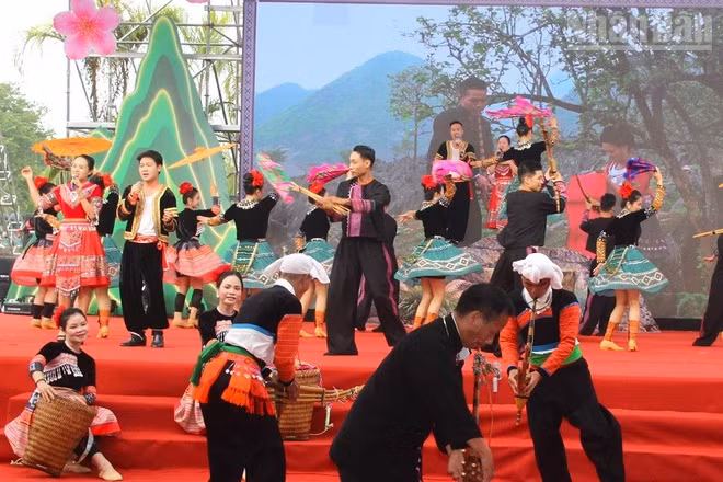 Tiết mục hát-múa "Mùa xuân về" của đoàn diễn viên, nghệ nhân tỉnh Điện Biên thực hiện. (Ảnh: LÊ LAN)