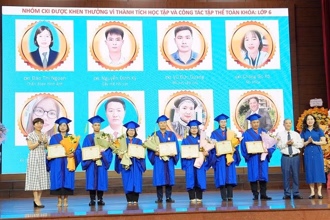Các bác sĩ nhận bằng tốt nghiệp sau khi hoàn thành chương trình đào tạo theo Dự án 585 - "Thí điểm bác sĩ trẻ tình nguyện về vùng khó khăn". 