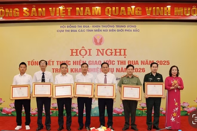 Lãnh đạo Ủy ban nhân dân tỉnh Cao Bằng trao Bằng khen tặng các tập thể thuộc cụm thi đua các tỉnh miền núi biên giới phía Bắc, có thành tích xuất sắc trong thực hiện phong trào thi đua.