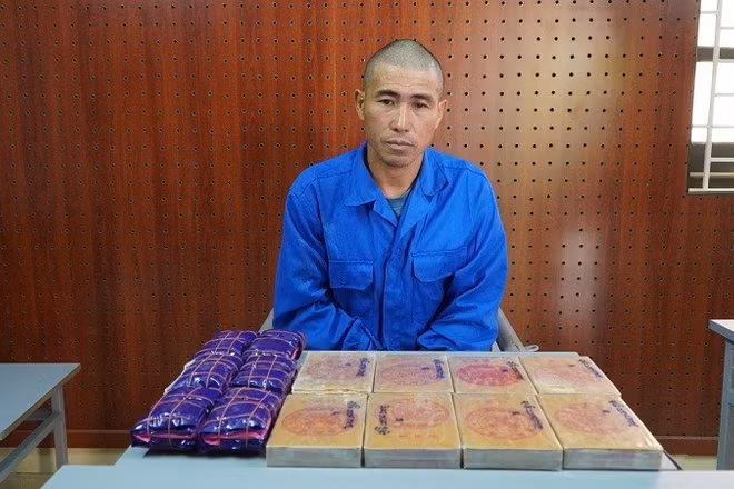 Đối tượng Tráng A Páo cùng tang vật tại cơ quan công an. (Ảnh: CÔNG AN ĐIỆN BIÊN)