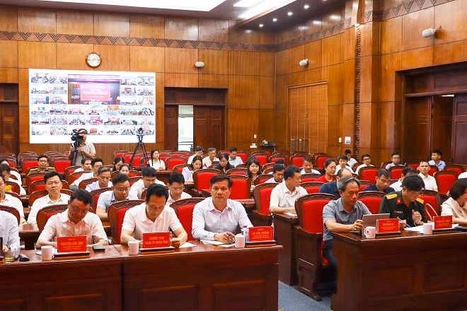 Đại biểu dự hội nghị sơ kết 1 năm vận hành bộ máy của hệ thống chính trị và chính quyền địa phương hai cấp tại đầu cầu trung tâm tỉnh Điện Biên.