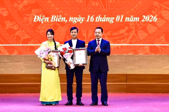 Đồng chí Trần Tiến Dũng, Bí thư Tỉnh ủy Điện Biên trao Giải A - Giải Búa liềm vàng tỉnh Điện Biên lần thứ 10 cho phóng viên Đào Phương (đại diện nhóm tác giả) và phóng viên Võ Văn Tâm thuộc cơ quan Báo và Phát thanh, Truyền hình tỉnh Điện Biên. (Ảnh: VĂN QUYẾT)
