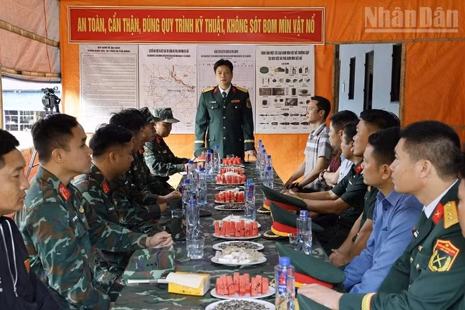 Đại tá Trịnh Đức Thiêm, Chỉ huy trưởng Bộ Chỉ huy Quân sự tỉnh Điện Biên động viên các lực lượng đang thực hiện rà phá bom mìn tại xã biên giới Sín Thầu, tỉnh Điện Biên. (Ảnh: LÊ LAN)