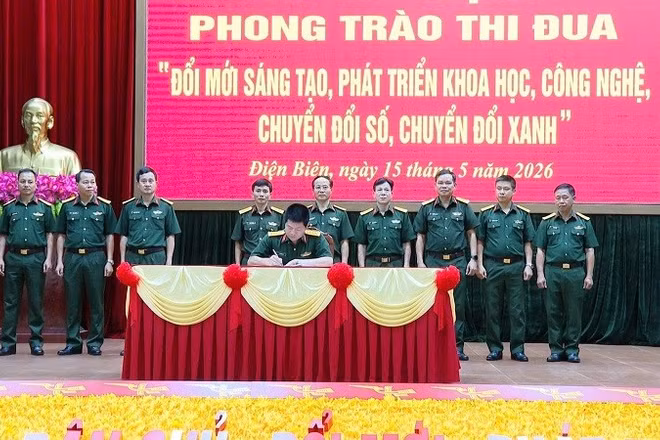 Đại diện lãnh đạo các đơn vị ký kết thi đua thực hiện phong trào "Đổi mới sáng tạo, chuyển đổi số, chuyển đổi xanh". (Ảnh: ĐỨC HẠNH)