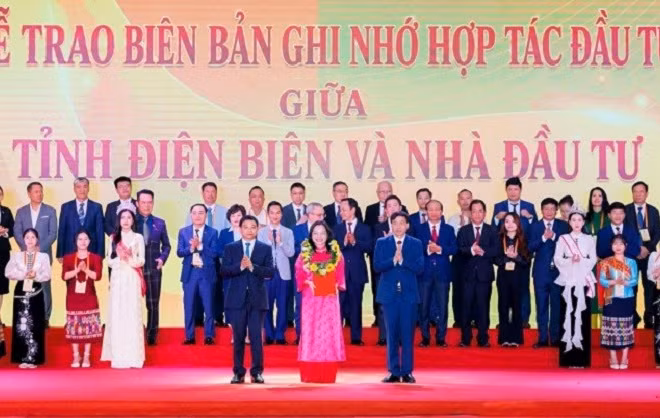 Tại hội nghị xúc tiến đầu tư tỉnh Điện Biên tổ chức (ngày 11/5), Phó Thủ tướng Chính phủ Nguyễn Văn Thắng và đồng chí Lê Văn Lương, Chủ tịch Ủy ban nhân dân tỉnh Điện Biên đã trao biên bản ghi nhớ hợp tác đầu tư cho đại diện Công ty Cổ phần Năng lượng VinEnergo.