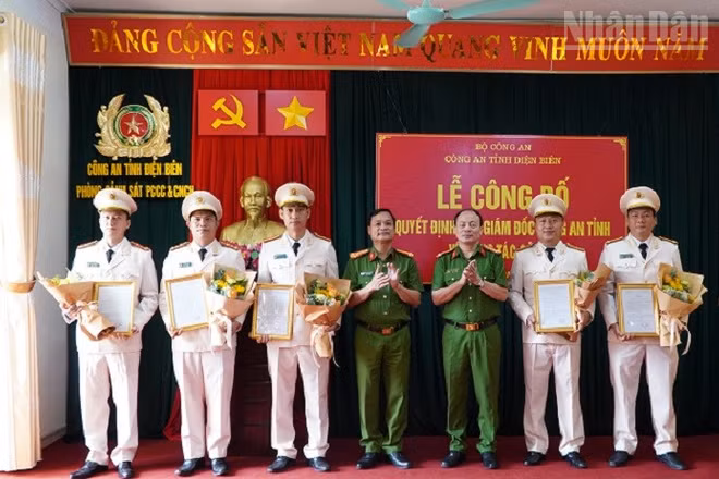 Đại tá Vũ Tiến Dũng (thứ 3 từ phải sang) trao quyết định cho các cán bộ được Giám đốc Công an tỉnh Điện Biên điều động, giao nhiệm vụ tại Đội Chữa cháy và Cứu nạn, cứu hộ khu vực Sam Mứn.