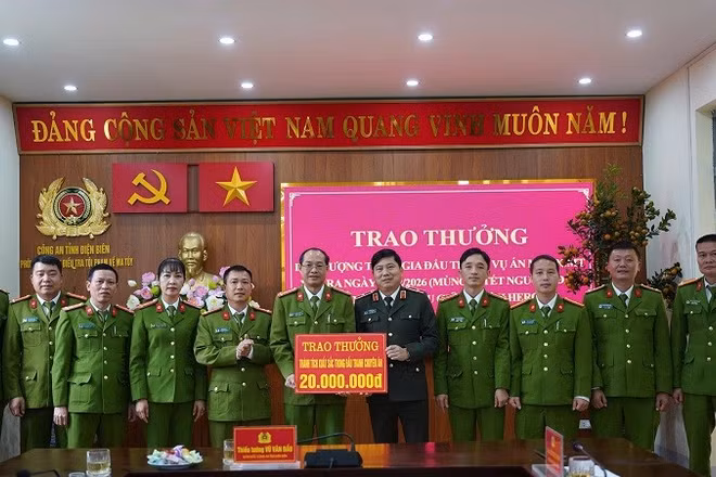 Thiếu tướng Vũ Văn Đấu, Giám đốc Công an tỉnh Điện Biên trao thưởng, động viên các lực lượng tham gia phá thành công chuyên án lớn về ma túy trong dịp Tết Nguyên đán Bính Ngọ 2026.