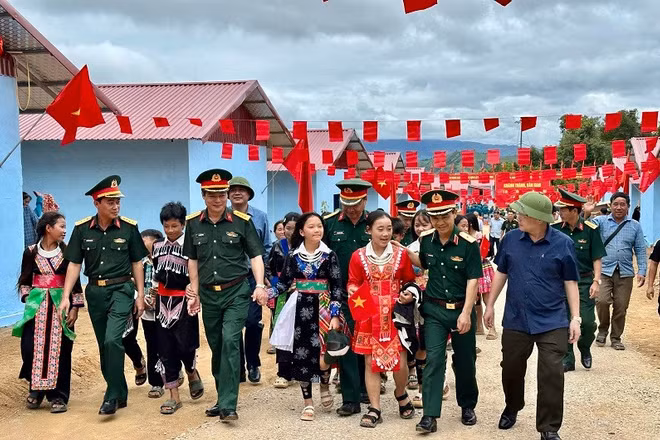 Các đồng chí lãnh đạo tỉnh Điện Biên cùng cán bộ, chiến sĩ lực lượng vũ trang tỉnh Điện Biên chung vui với bà con dân bản Háng Pu Xi (xã Xa Dung, tỉnh Điện Biên) khi được nhận nhà ở mới sau thiên tai, bão lũ.