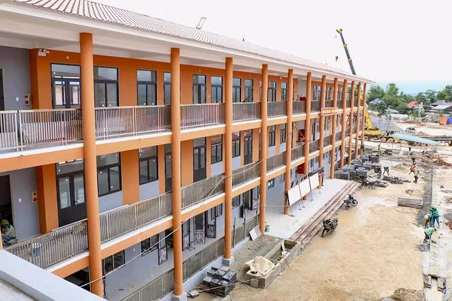 Sau hơn 8 tháng thi công, tới nay công trình Trường nội trú liên cấp Thanh Nưa đã hoàn thành các hạng mục chính, bảo đảm sẵn sàng đưa vào hoạt động phục vụ việc học tập của hơn 1.000 học sinh nơi biên giới. 